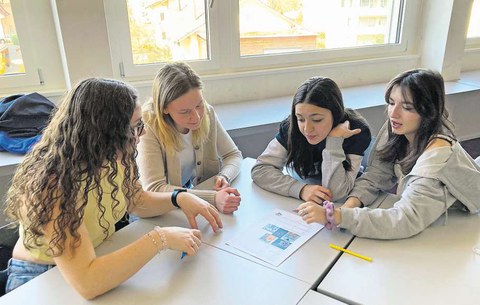 Drei Mittelschulklassen aus Sion besuchten die Partnerklassen der Wirtschaftsmittelschule in Zug