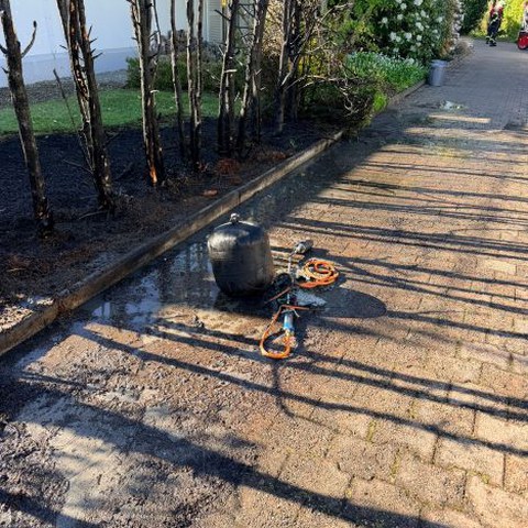 Verbrannte Hecke und Gasflasche_web.JPG