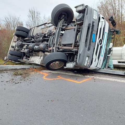 LKW gekippt