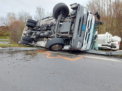 LKW gekippt