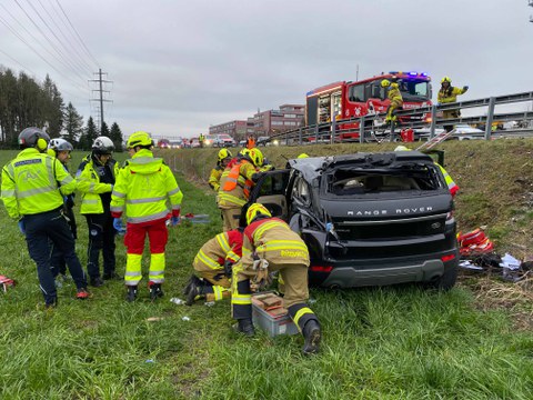 MM040_Autofahrer nach Selbstunfall lebensbedrohlich verletzt_Bild 1.jpg