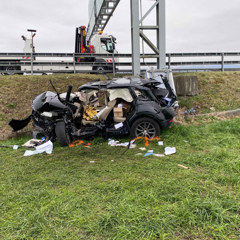 MM040_Autofahrer nach Selbstunfall lebensbedrohlich verletzt_Bild 3.jpg