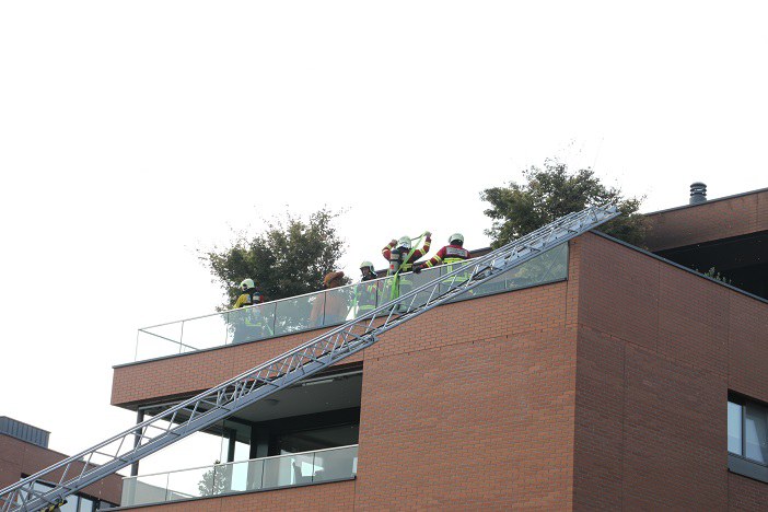 Löscharbeiten auf Terrasse