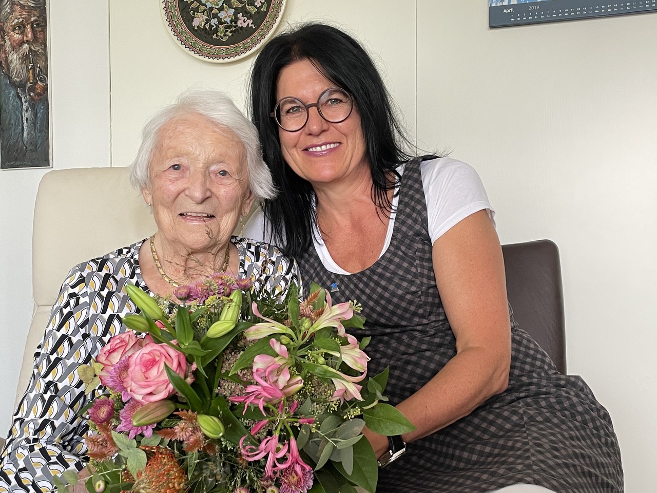 Jubilarin Frieda Schwendimann und Renate Huwyler