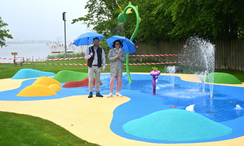 Der Sommer kann kommen: Das neue Kinderplanschbecken in der Badi Hünenberg ist rechtzeitig zum Start der Sommersaison bereit für den Einsatz.  Petrus half bei der heutigen Erstbefüllung des neuen Kinderplanschbeckens ordentlich mit – im Bild Gemeindepräsidentin Renate Huwyler und Gemeinderat Jeffrey Illi.