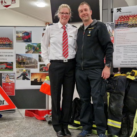 Offizierin Rima Fontana und Oberleutnant Thomas Weber repräsentieren die Feuerwehr.