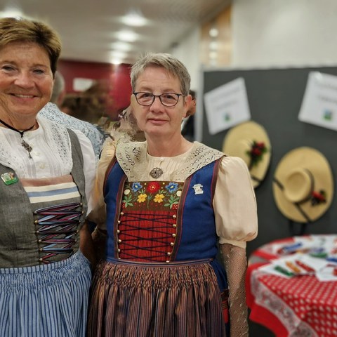 (v.l.) Helen Bühler und Ruth Portmann von der Trachtengruppe