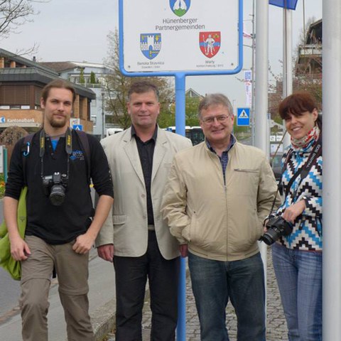 v.l.n.r. Ján Petrík, Vizebürgermeister Dušan Lukačko, Ján Sedíllek, Henrieta Godová bei ihrem Besuch in Hünenberg