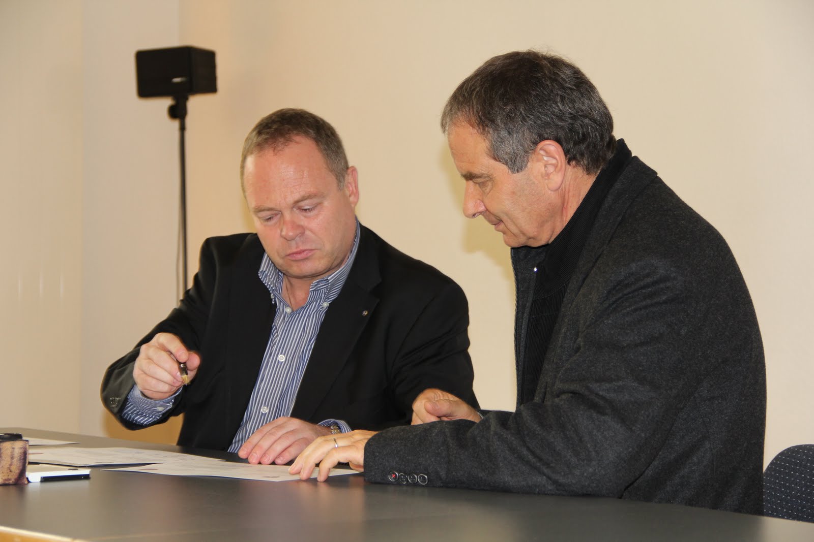 Unterzeichnung von Guido Wetli, Gemeindeschreiber Hünenberg und Luc Monteleone, Gemeindeschreiber Marly
