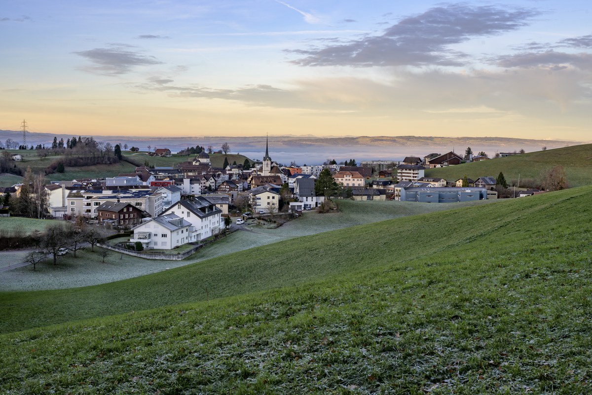 Menzingen wohnt.