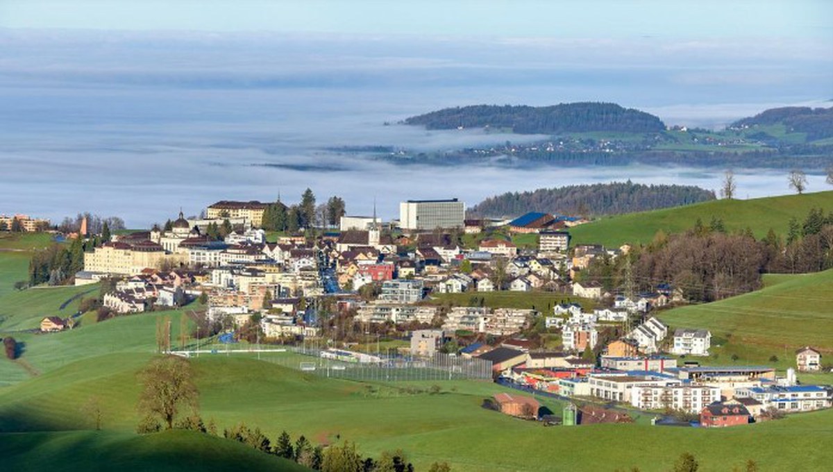 Menzingen wohnt.
