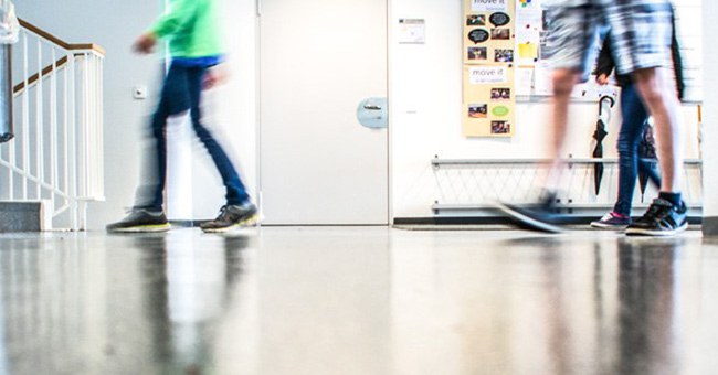Schüler im Korridor