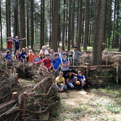 01_Schulklasse_beim_Bau_des_Labyrinths.jpg