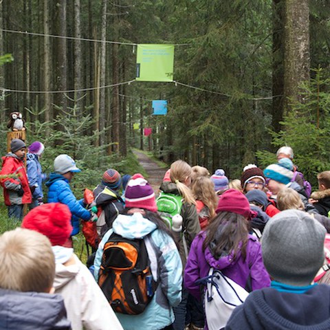 08_Schulklassse_und_Schalki_in_der_Bannerallee.jpg