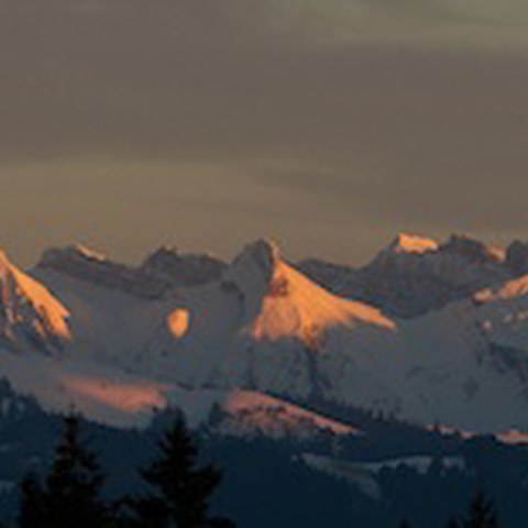 11_Von_den_letzten_Sonnenstrahlen_beschienene_Bergspitzen.jpg