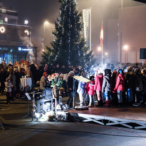 Dorfmattplatz mit Feierlichkeit am Abend