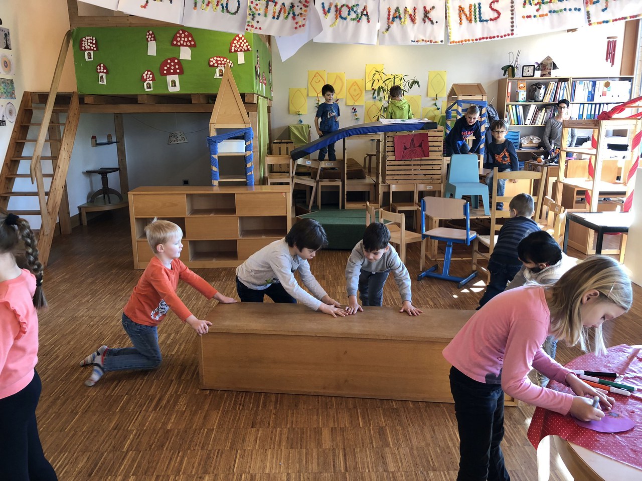 Kinder beim gemeinsamen Spielen