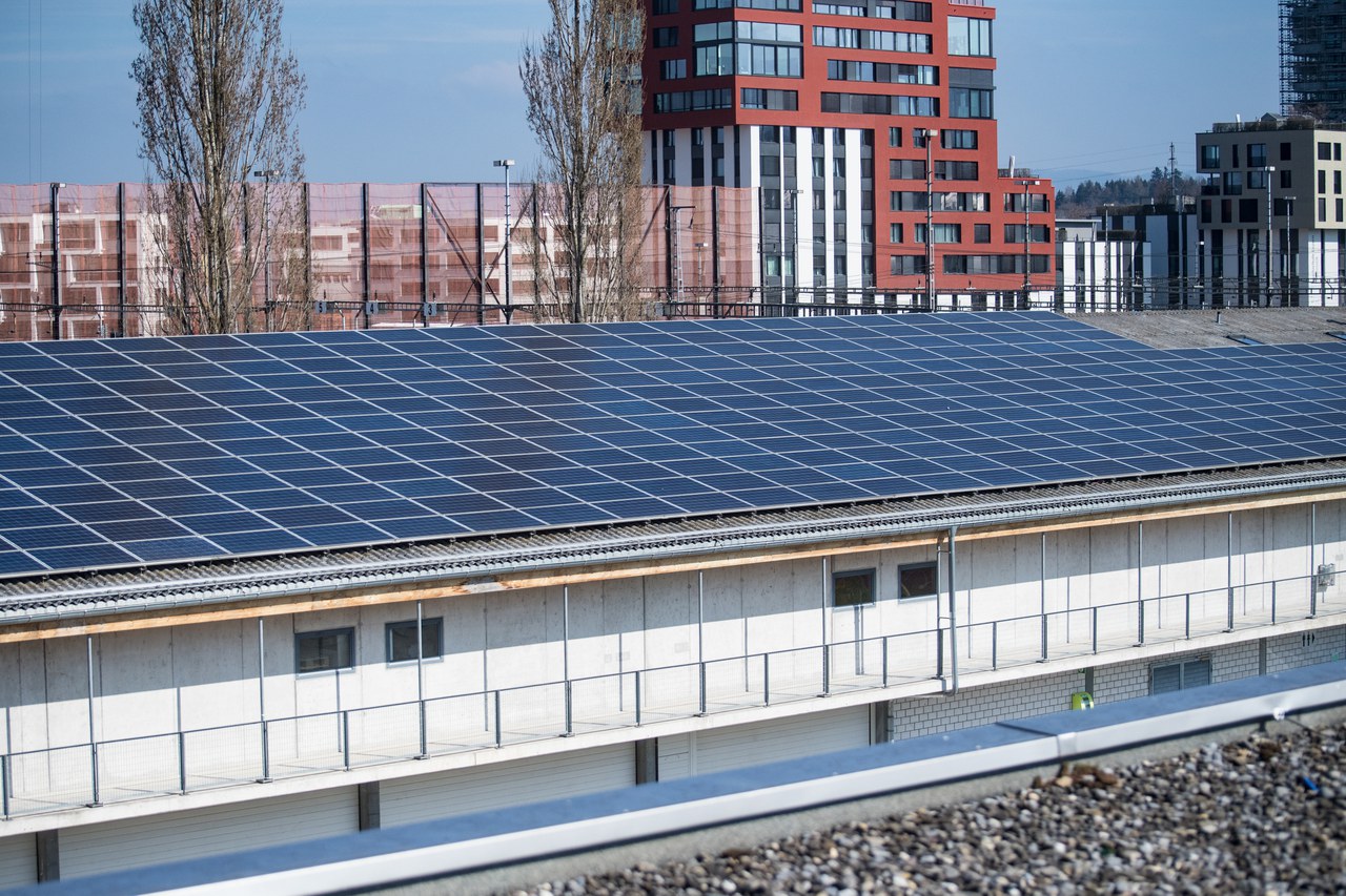 Solaranlage auf dem Dach des Sportparks/Ökihofs in Rotkreuz