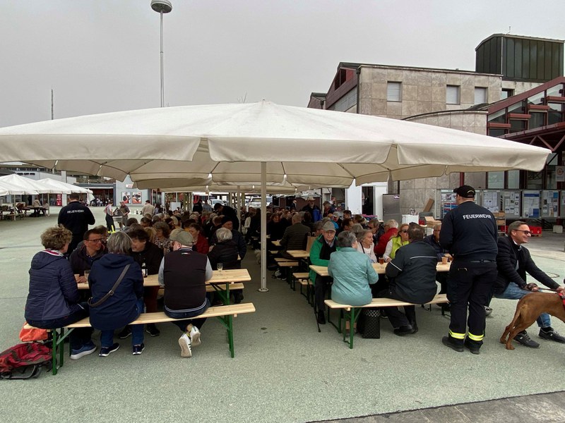 Kaffeestand mit Tischen und Bänken