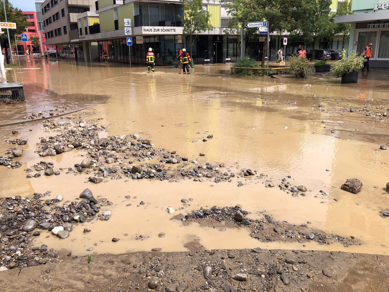 Abbildung 1: Überschwemmte Luzernerstrasse im Zentrum von Rotkreuz nach dem Ereignis vom 25.07.2021 (Aufnahme P. Knüsel)