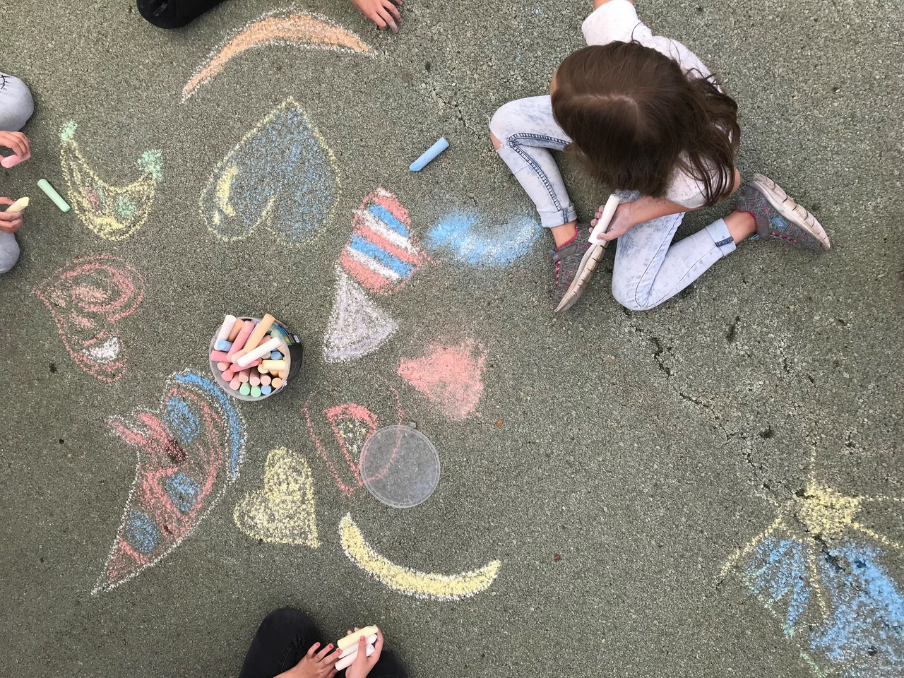 Kinder verzieren den Dorfmattplatz