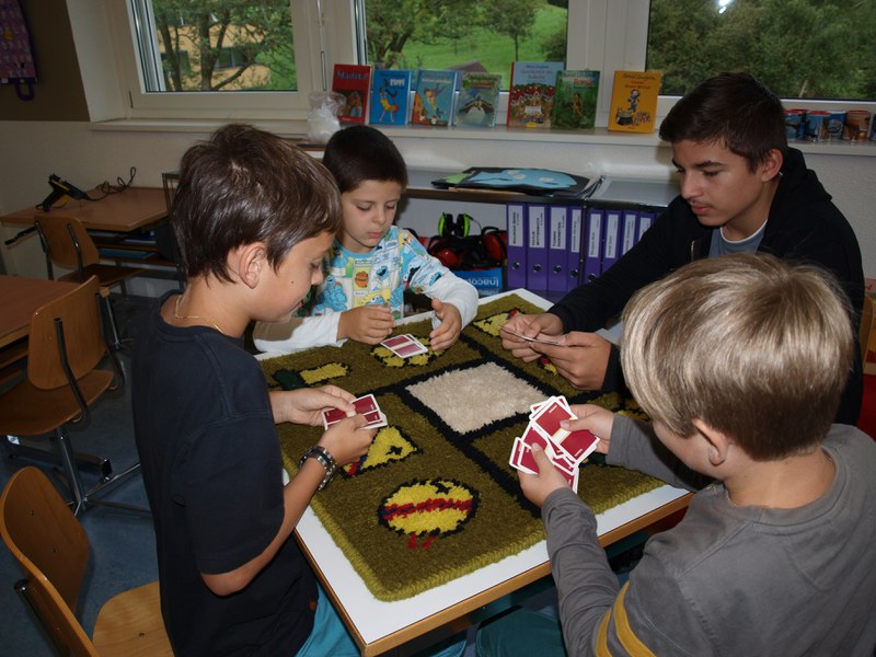 Kinder beim Jassen