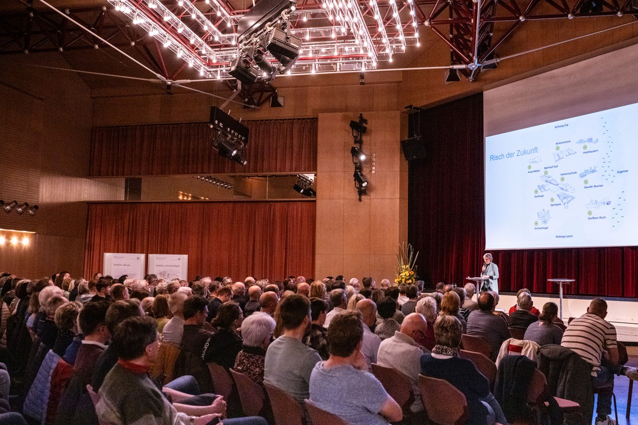 Dialoganlass „Risch der Zukunft“ – Ortsentwicklung, Simone Wigger, Gemeinderätin Risch, vor Publikum. Bild: Hans Galliker, Living Art