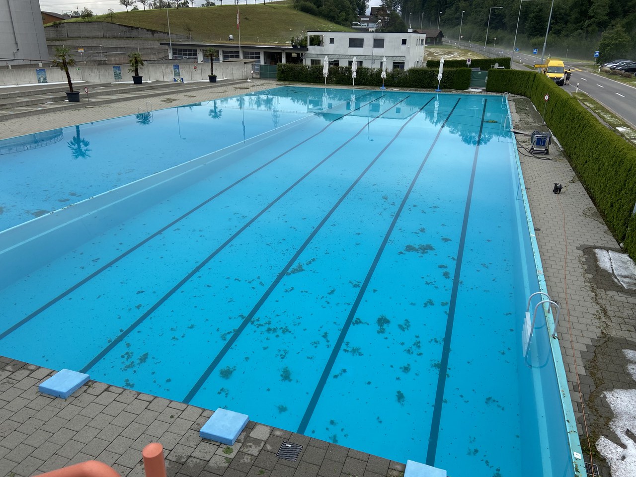 Verunreinigtes Schwimmbecken des Freibads Rotkreuz