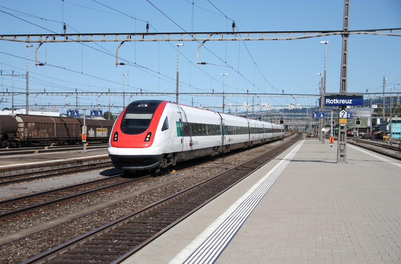 Bahnhof Rotkreuz mit Zug