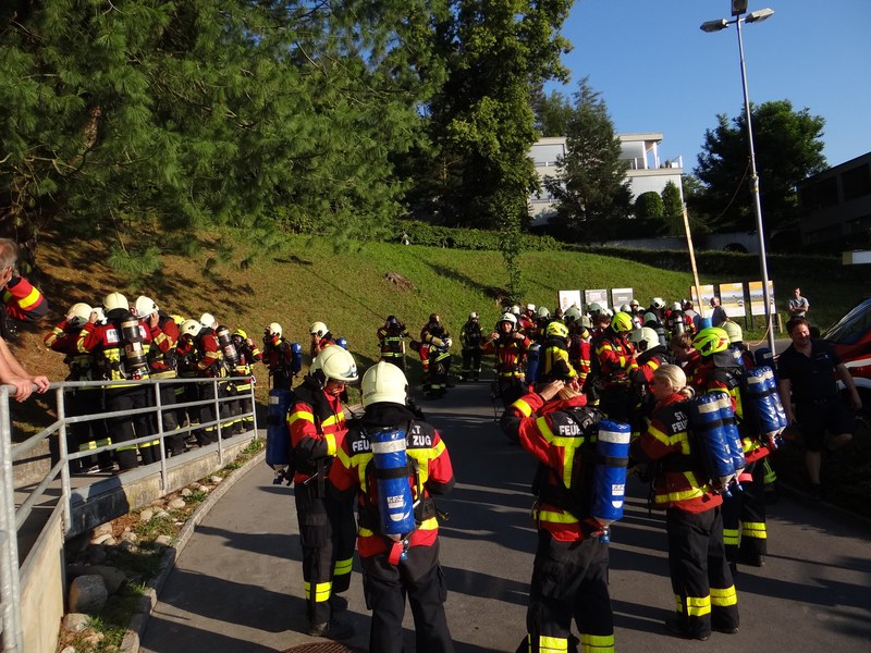 Besammlung vor dem Zugerberglauf der Atemschützler