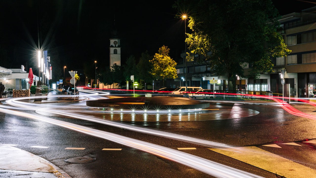 Das Dorfzentrum mit Kreisel bei Nacht.