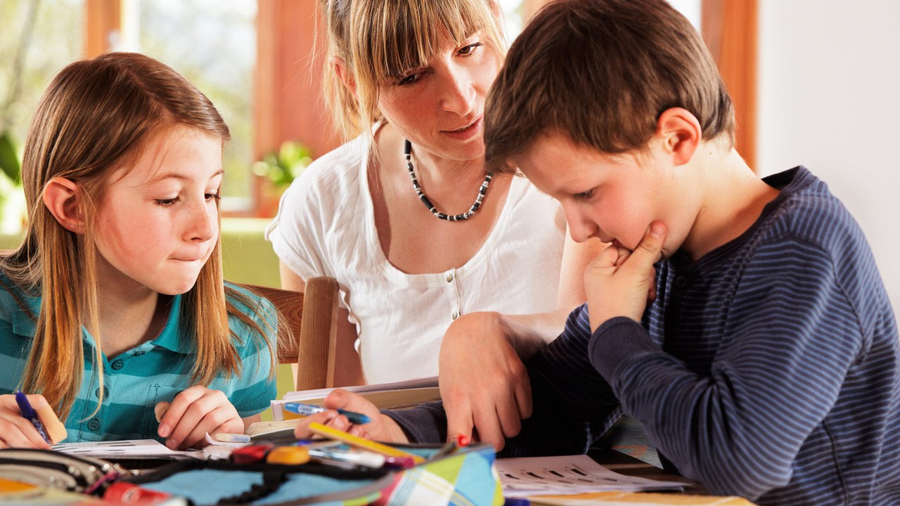 Die Hausaufgabenhilfe unterstützt Schülerinnen und Schüler.