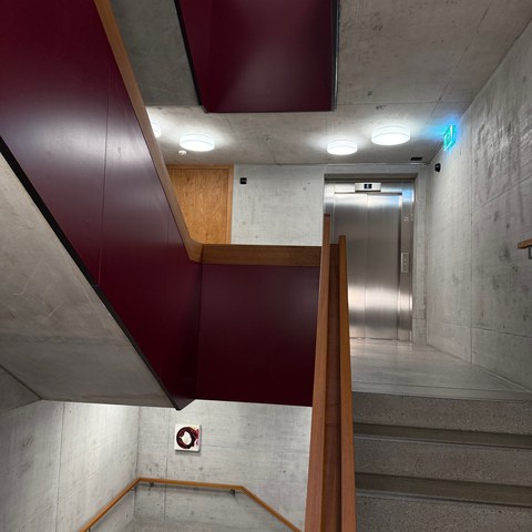 Treppenhaus mit Lift