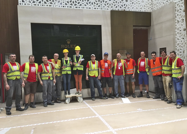 HFTG Studierende bauen Stand an Uhren und Schmuckmesse in Katar
