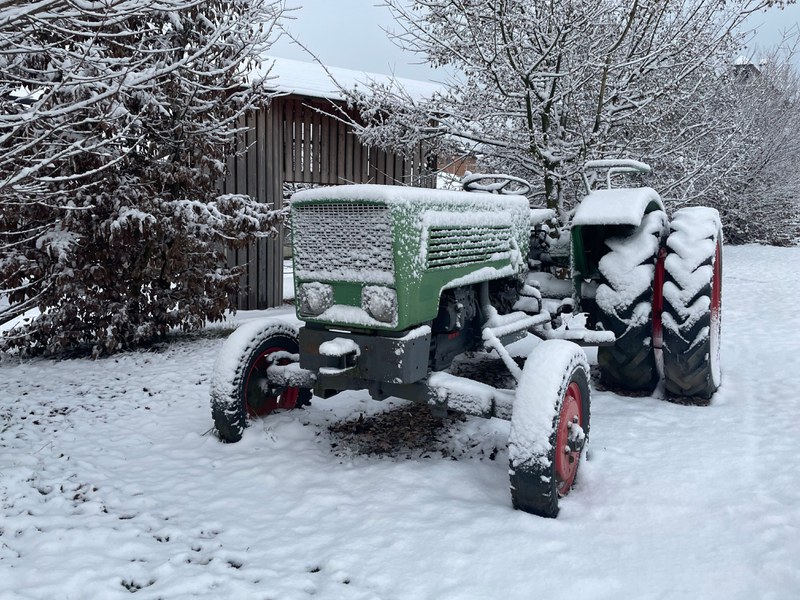 ausgedienter Traktor im Schnee