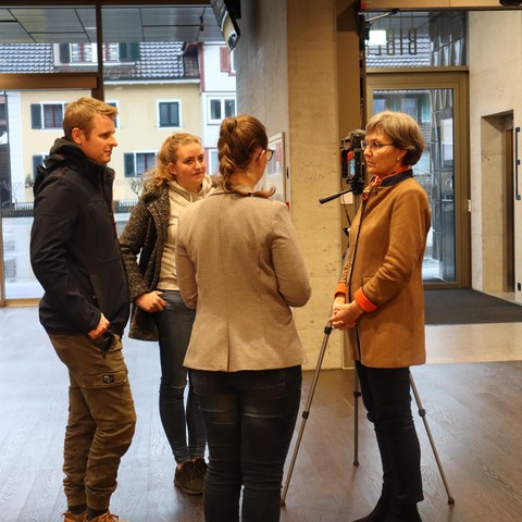 Regierungsrätin Silvia Thalmann im Gespräch mit HF Studierenden