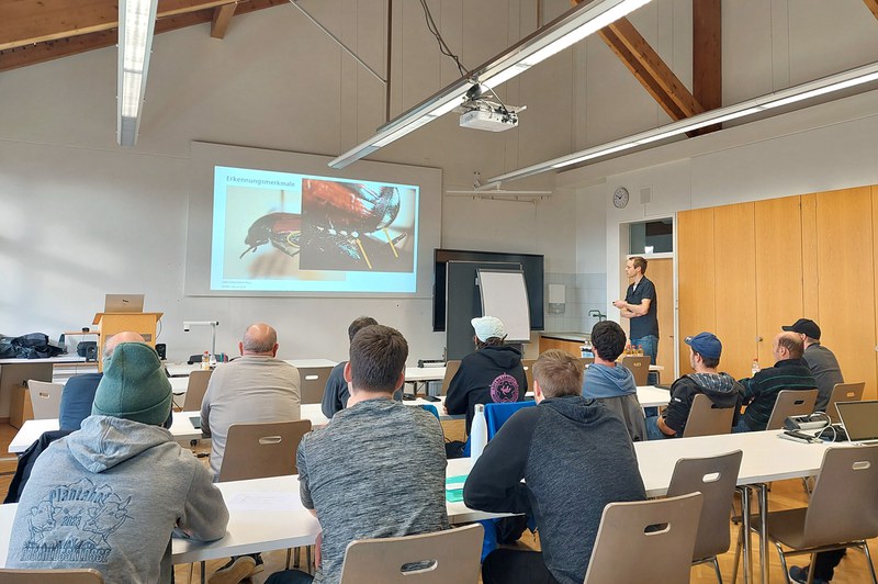 Schulzimmer mit Teilnehmenden eines Kurses