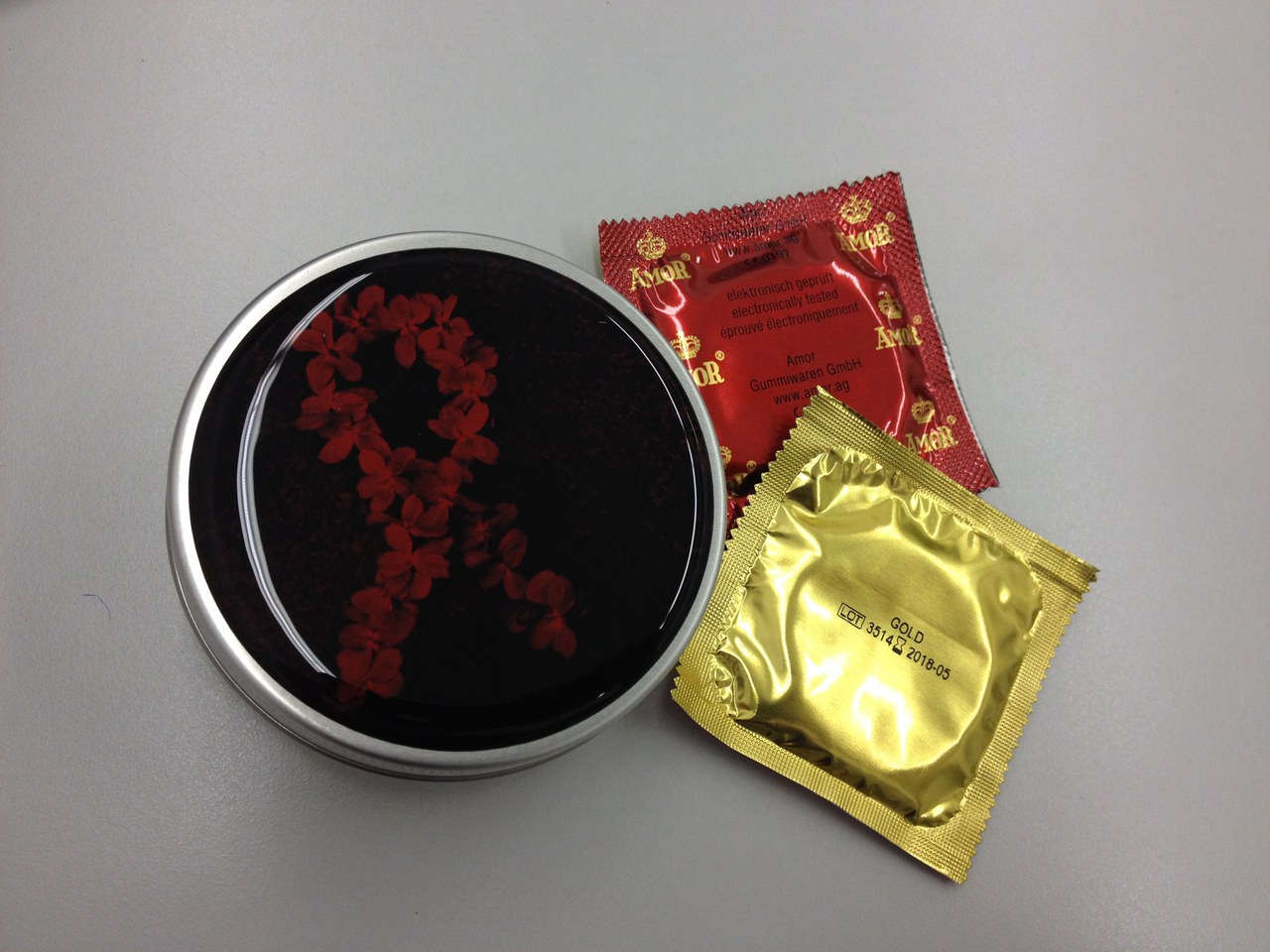 Dose der Aids-Hilfe Zug zum Welt-Aids-Tag mit zwei Kondomen und Gleitmittel konfektioniert.
